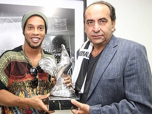 Na despedida, Ronaldinho recebe Galo de Prata, agradece ao Atlético e diz 'até breve'