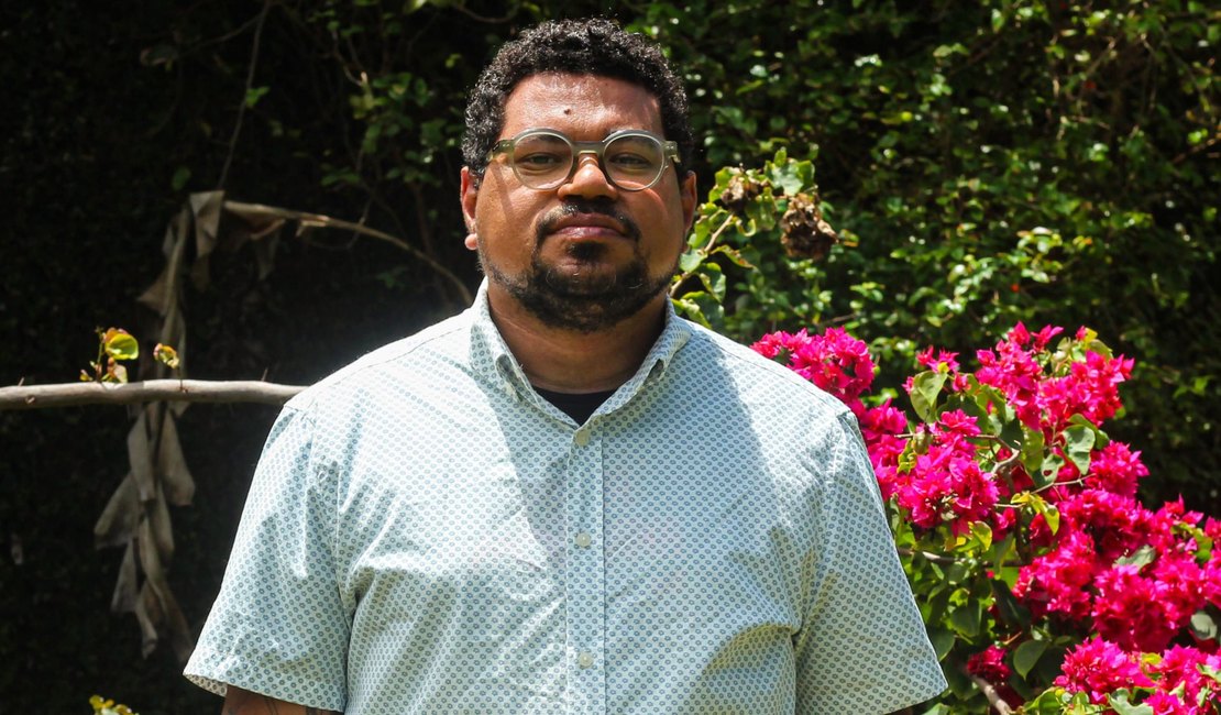 Jean Albuquerque lança audiolivro de 'A ressaca do mar trincou meus ossos' e dá voz aos próprios versos
