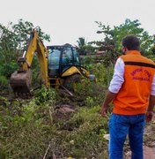 Defesa Civil e Infraestrutura limpam córregos para minimizar transtornos causados pela chuva