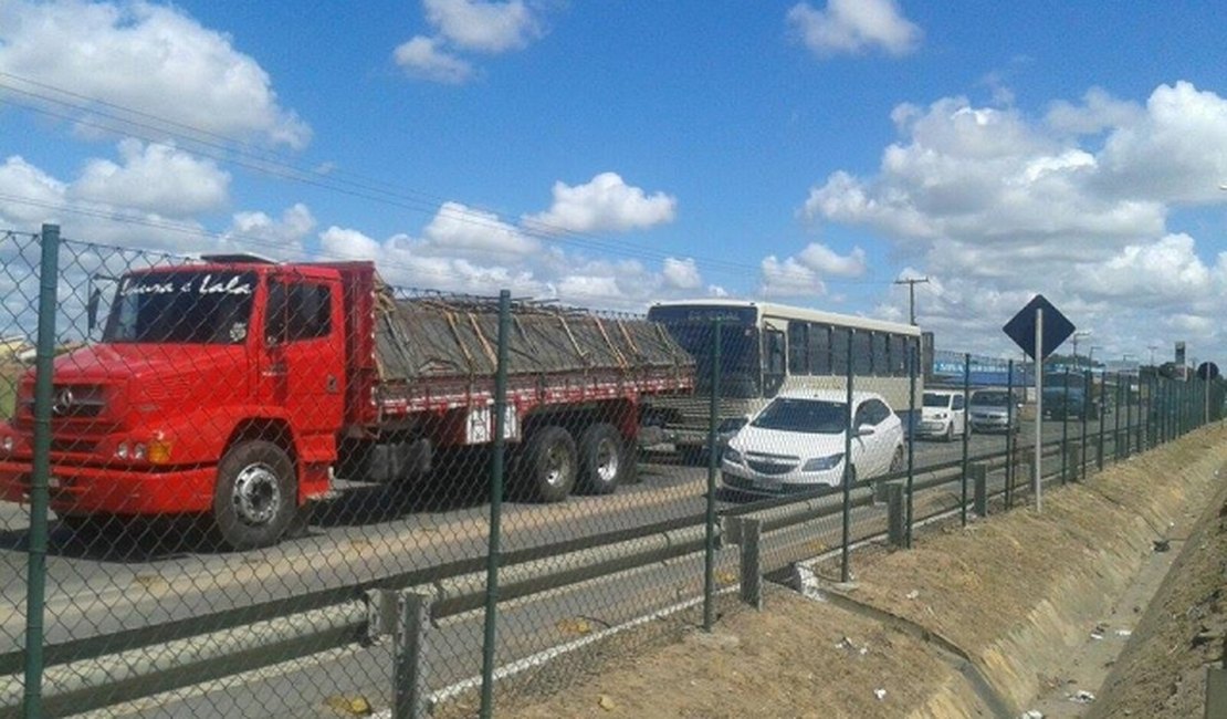 Combustível acaba e caminhão para em trecho da AL-220 deixando o trânsito lento