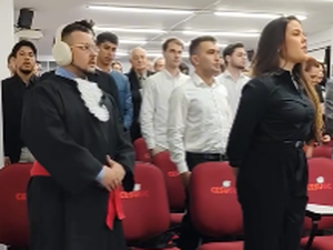 [Vídeo] Cão-guia acompanha dono autista durante formatura em Direito