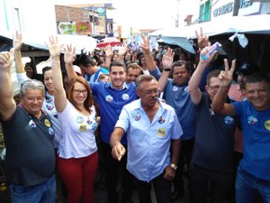 Randerson faz campanha na feira livre de Lagoa da Canoa