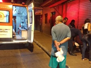 Motociclista tenta ultrapassar pela direita e colide em veículo