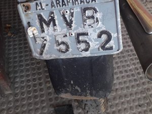 Após colidir com a traseira de uma moto, suposto autor foge abandonando seu veículo em via pública