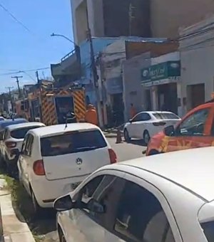 [Vídeo] Incêndio atinge financeira no Centro de Maceió e Corpo de Bombeiros é acionado