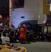 Ciclista sobrevive após ficar presa embaixo de carreta na Av. Menino Marcelo