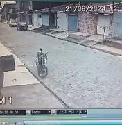 [Vídeo] Adolescente é roubado em plena luz do dia na porta de casa