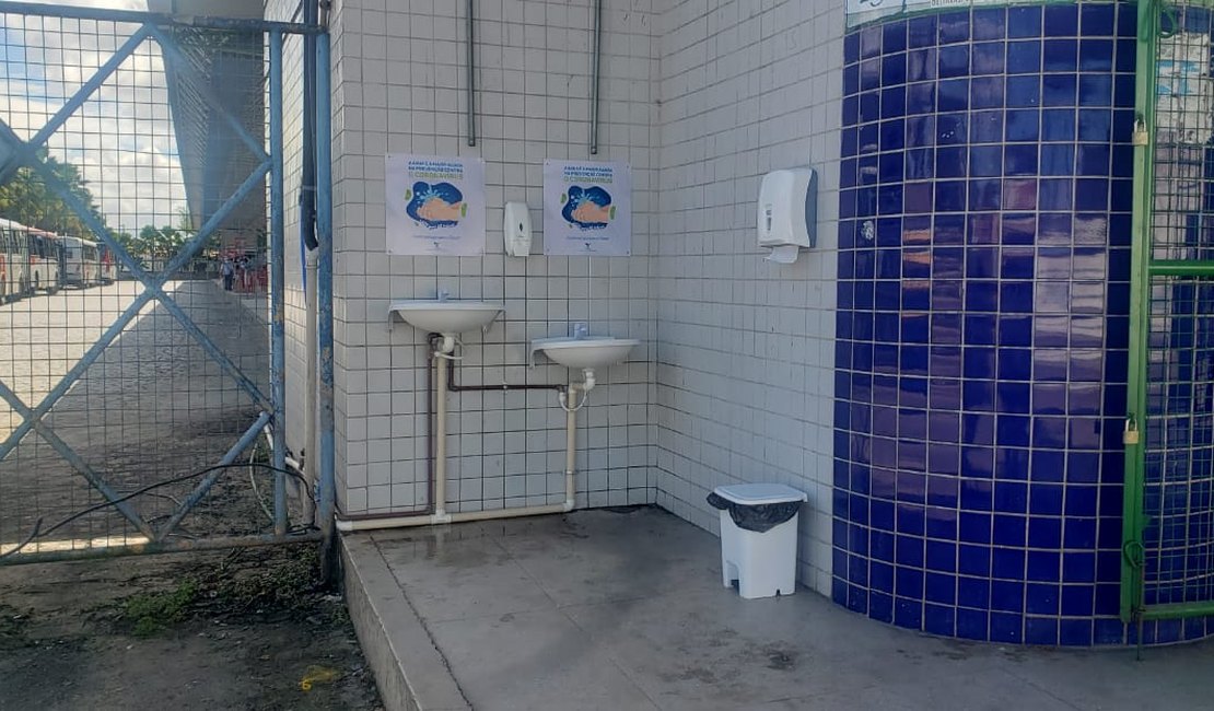 Coronavírus: Casal instala pias em locais públicos para higienização das mãos