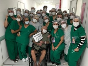 Idoso de 104 anos recebe alta do Hospital da Mulher após se recuperar da Covid-19