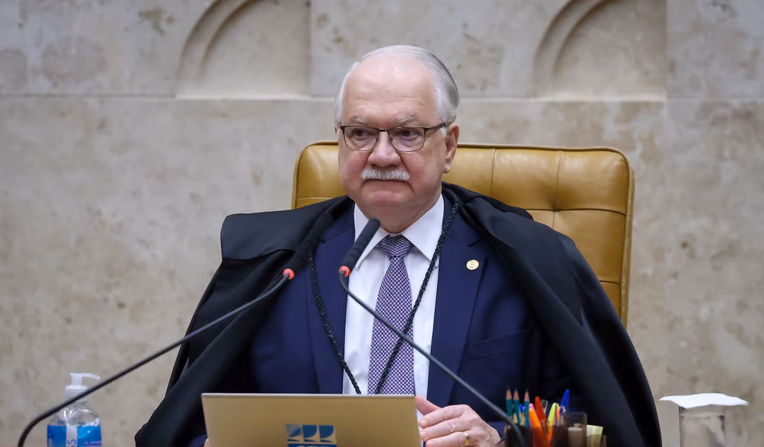 Fachin tira do inquérito das fake News pedido de Moraes contra Mendonça