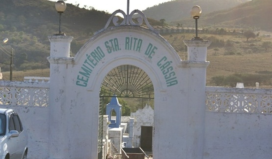 Após sepultar “estranho” no túmulo da família, parentes enterram idoso em Delmiro Gouveia