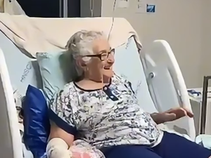 Noiva visita avó após casamento e emociona internautas