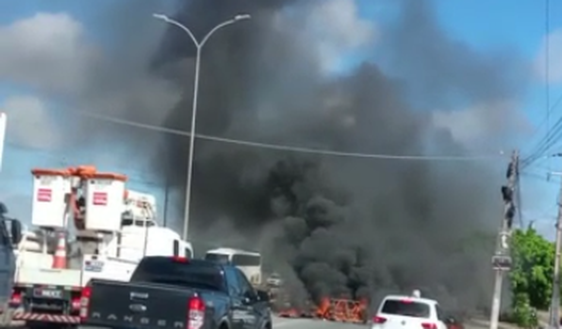 [Vídeo] Moradores cobram quebra-molas ou semáforo e interditam a rodovia AL-220 em Arapiraca