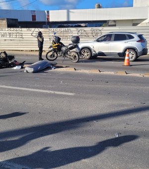 Motociclista sem capacete morre após colisão com caminhão na Av. Menino Marcelo