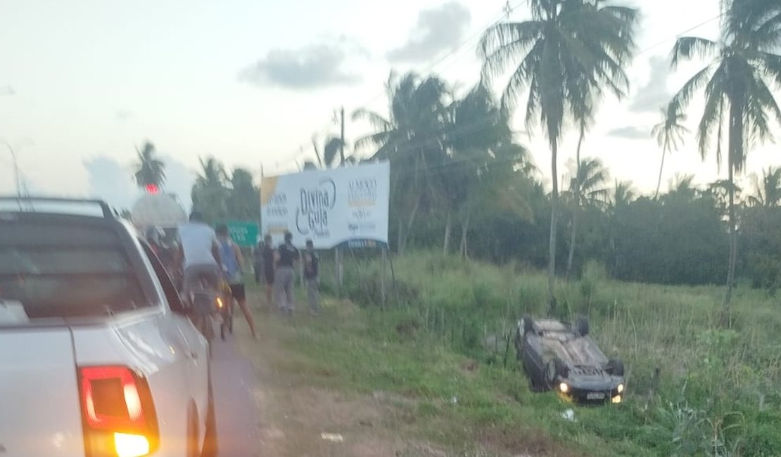 Carro entra no ponto cego de carreta, sai da pista e capota na Barra Nova