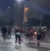 Torcedores do Flamengo e do Olimpia brigam em praia de Copacabana