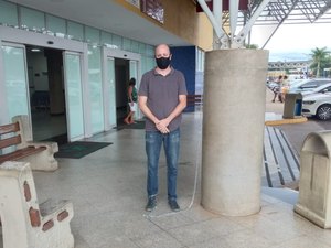 Homem morre em hospital após filho protestar por 10 horas acorrentado pedindo tratamento