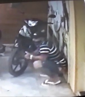 [Vídeo] Câmeras de segurança flagram homem furtando motocicleta, no Centro de Arapiraca