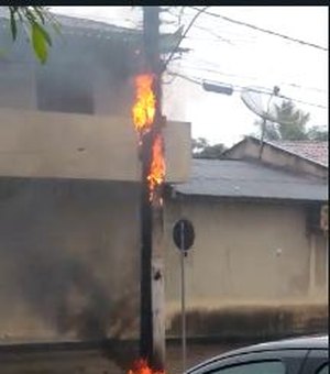 [Vídeo] Poste de energia elétrica pega fogo em Arapiraca