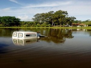 Ambulância cai em viveiro de camarões após desviar de animal em rodovia 