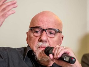 Escritor Paulo Coelho lista 'assassinos de Paulo Gustavo'