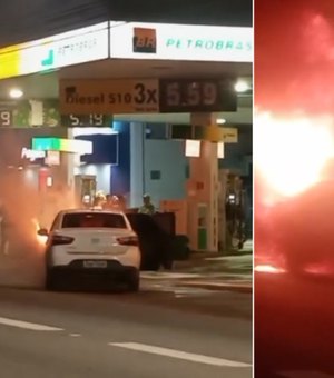 [Vídeo] Carro pega fogo na Avenida Fernandes Lima, próximo a posto de combustíveis, em Maceió