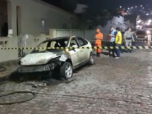 [Vídeo] Carro é destruído por incêndio após estacionar próximo à fogueira 