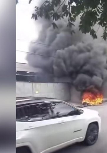 Funcionários protestam por salários atrasados em frente a garagem de ônibus em Maceió
