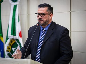 Leonardo Dias apresenta lei que multa quem desrespeitar símbolos cristãos em Maceió