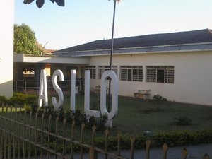 Idoso é expulso de asilo após esconder prostituta debaixo da cama