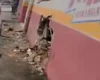 Colisão entre carros provoca destruição de parte de parede de mercadinho em Arapiraca
