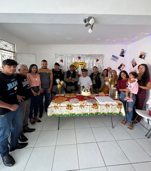 Policial aposentado de 97 anos recebe visita da Polícia Militar durante aniversário em Maceió