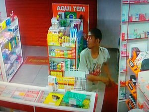 [Vídeo] Homem é flagrado invadindo farmácia no Salvador Lyra 