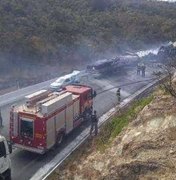 Engavetamento com 11 veículos deixa mortos e dezenas de feridos em MG