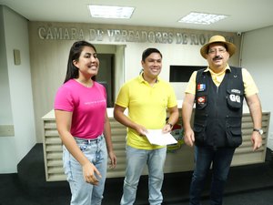 Secretária Gabriela e prefeito Gilberto Gonçalves assinam Projeto de Lei para pagamento do Rateio dos servidores da educação de Rio Largo