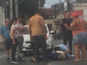 Colisão entre carro e moto deixa mulher ferida no bairro do Pinheiro, em Maceió