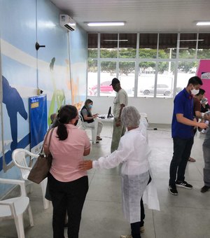 [Vídeo] Idosos lotam ginásio no primeiro dia de vacinação para maiores de 79 anos em Arapiraca