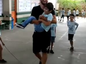 Professor viraliza pulando corda com aluno cadeirante: 'Me sinto honrado'