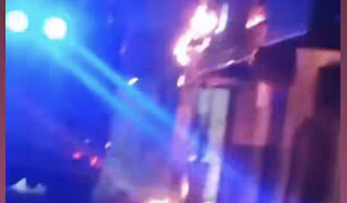 [Vídeo] Incêndio em poste deixa parte do Centro de Arapiraca sem energia