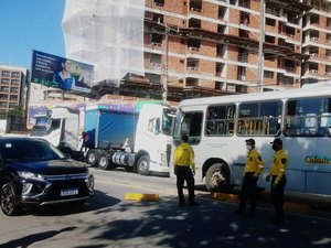 Carreta quebra e interdita trecho da Avenida Álvaro Otacílio, na Jatiúca