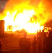 [Vídeo] Incêndio atinge dez barracos no Conjunto Eustáquio Gomes