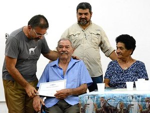 Colecionador arapiraquense é homenageado por dedicar sua vida aos minerais