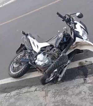 Jovem fica ferida em acidente de moto no centro de Delmiro Gouveia