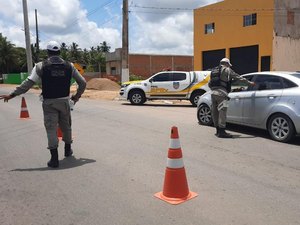 Operação flagra oito pessoas dirigindo sem habilitação durante blitz