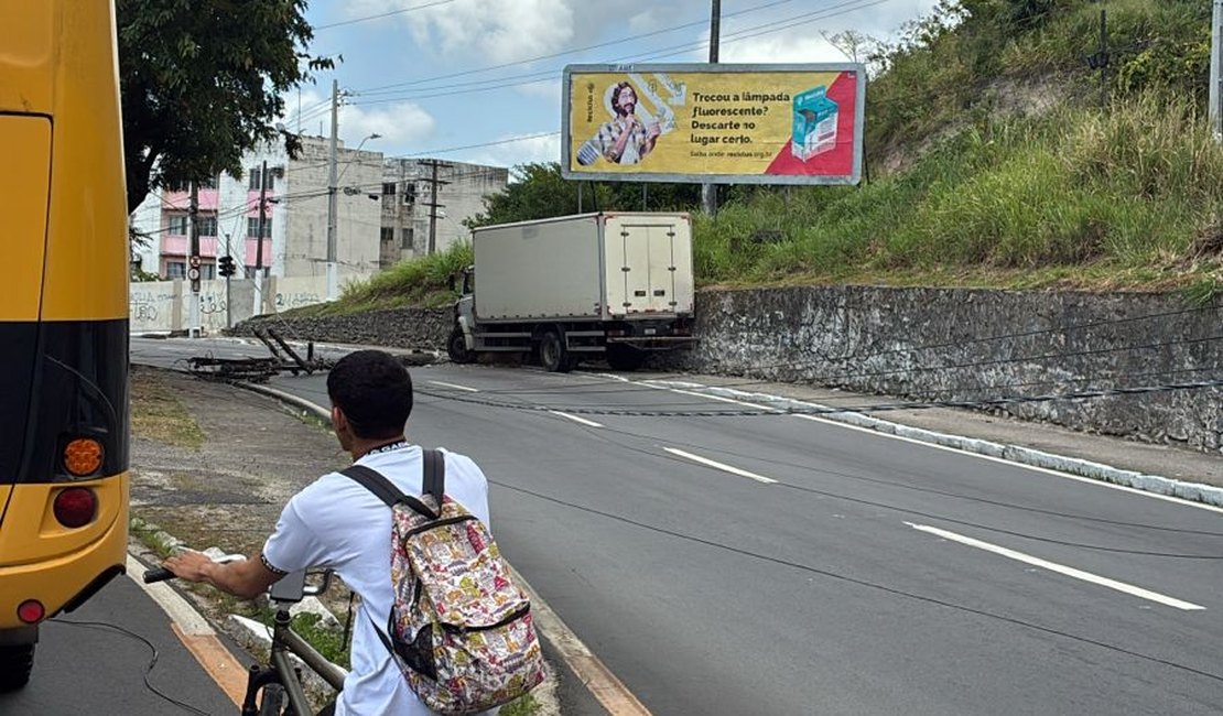 [Vídeo] Caminhão colide com poste e deixa trecho da Avenida Leste-Oeste com trânsito lento
