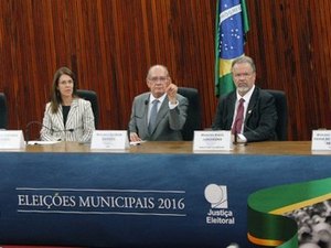 Presidente do TSE e ministro da Defesa ressaltam normalidade das eleições no país