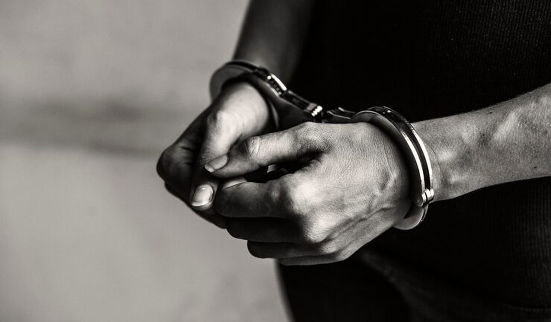 Homem ameaça a mãe e tenta matar a irmã com esganadura em Maceió