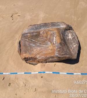 Mais três caixas misteriosas surgem na praia de Guaxuma, em Maceió