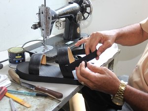 Conheça o único local de Alagoas que fabrica calçados para pessoas com hanseníase
