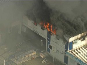 Incêndio de grandes proporções atinge hospital municipal no Rio